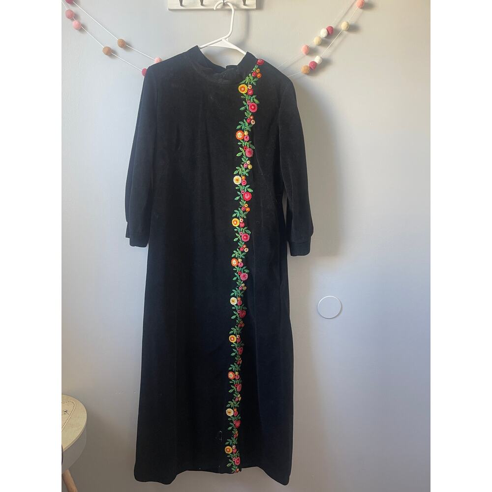 Vintage Norman Embroidered Floral Velour Long Womens Nightgown Robe